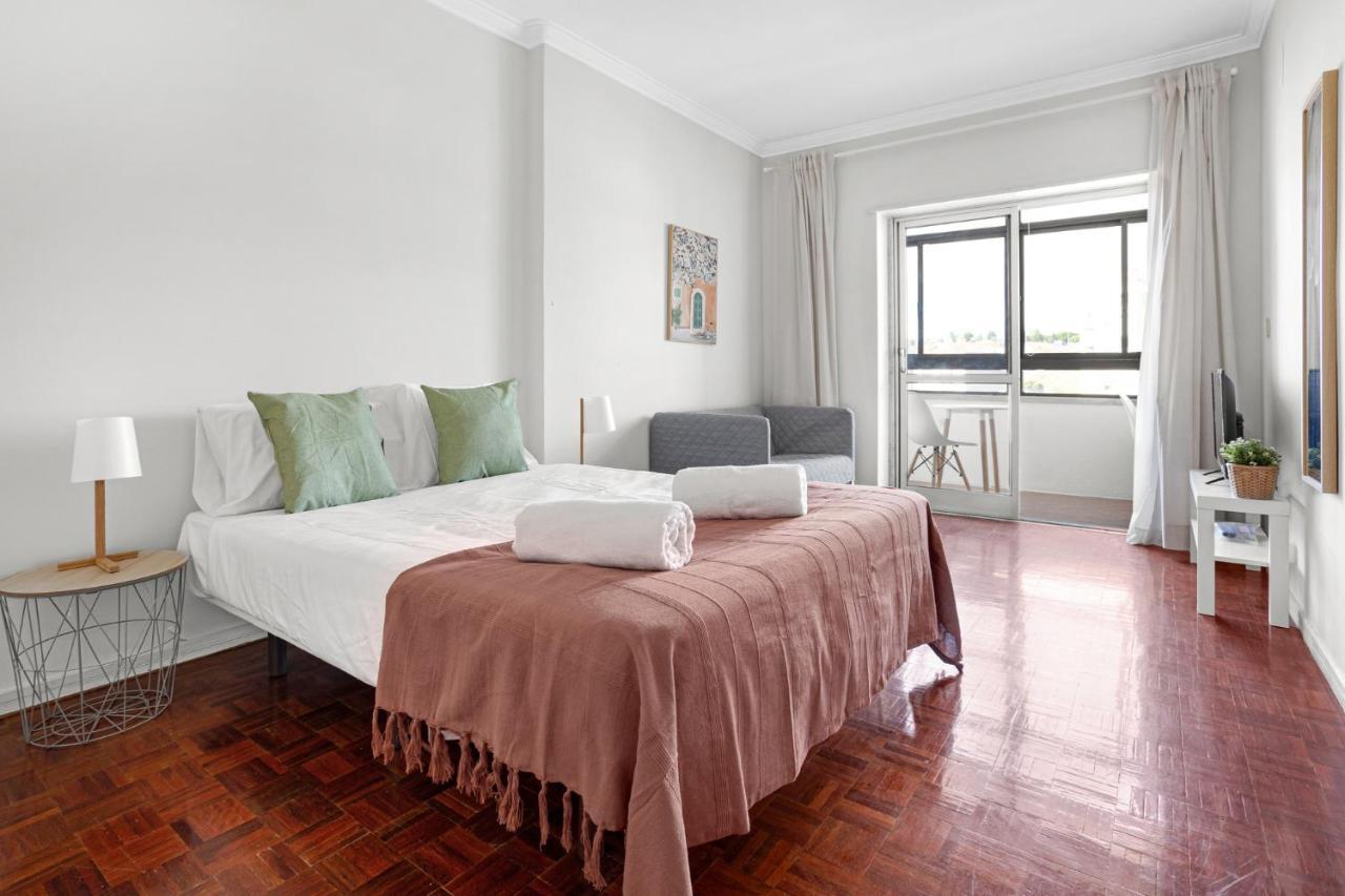 Wonderful Shared In Alfornelos - Near Metro! Guest house *