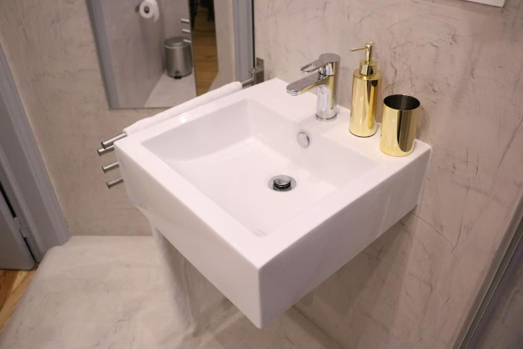 Apartment Madalena Views - Stylish & Luxury @ Baixa Lisbon