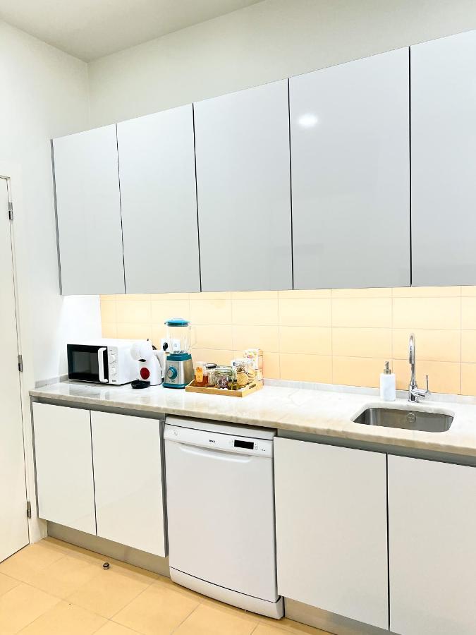 Cozy With Shared Bathroom On Rua Augusta Guest house