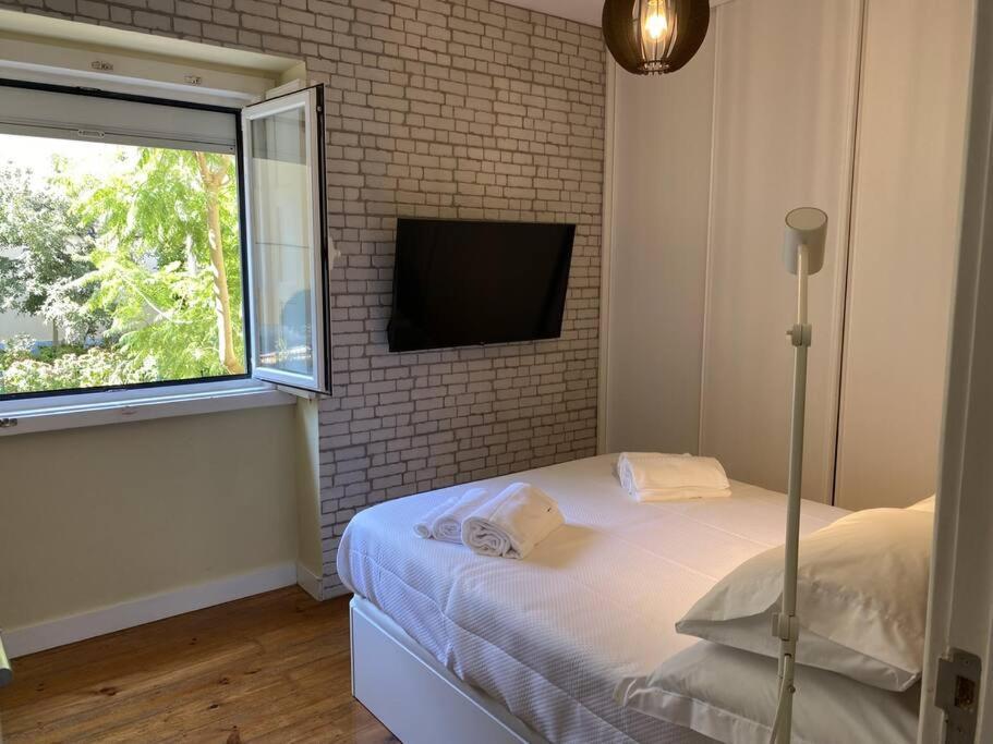 T2 Alvalade Em 3 Pessoas Apartment *