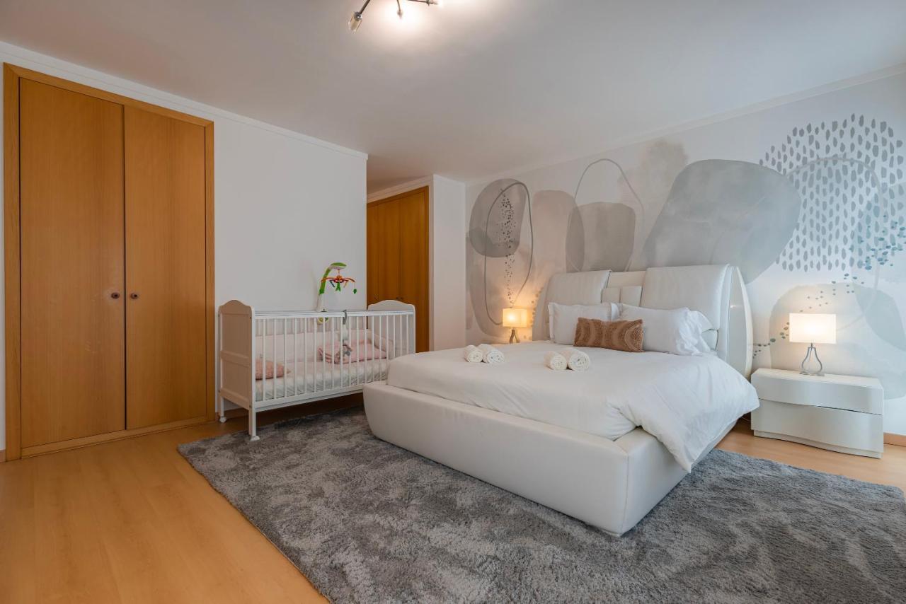 Charm 3bdr W/balcony By Lovelystay *