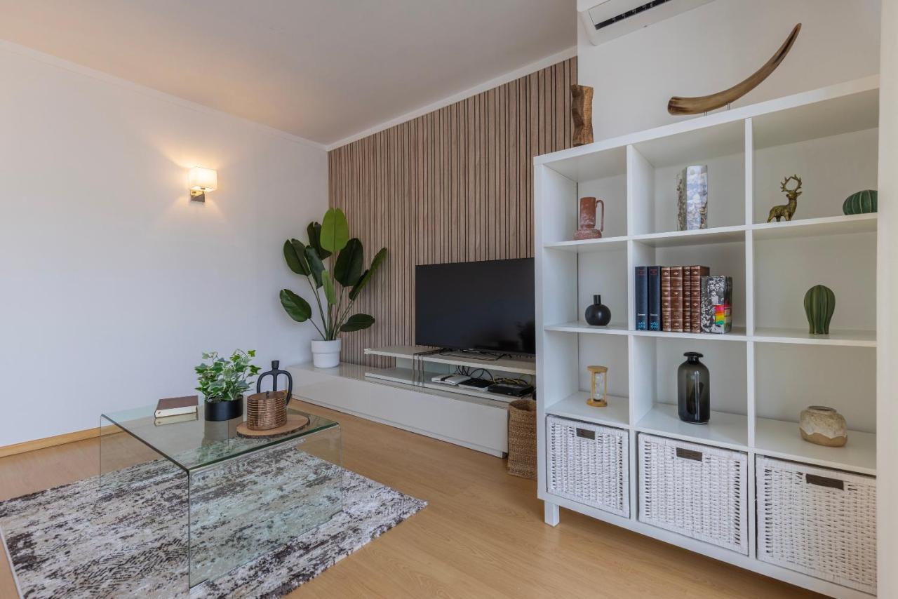 Apartment Charm 3bdr W/balcony By Lovelystay