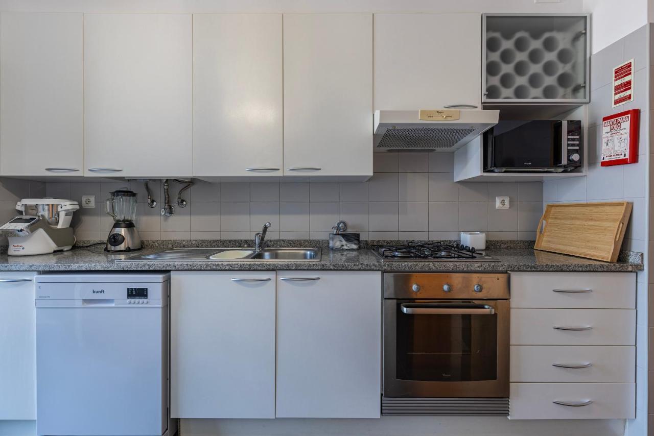 Apartment Charm 3bdr W/balcony By Lovelystay *