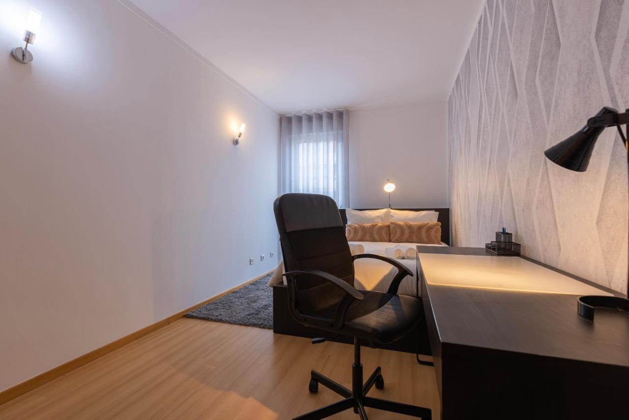 Charm 3bdr W/balcony By Lovelystay