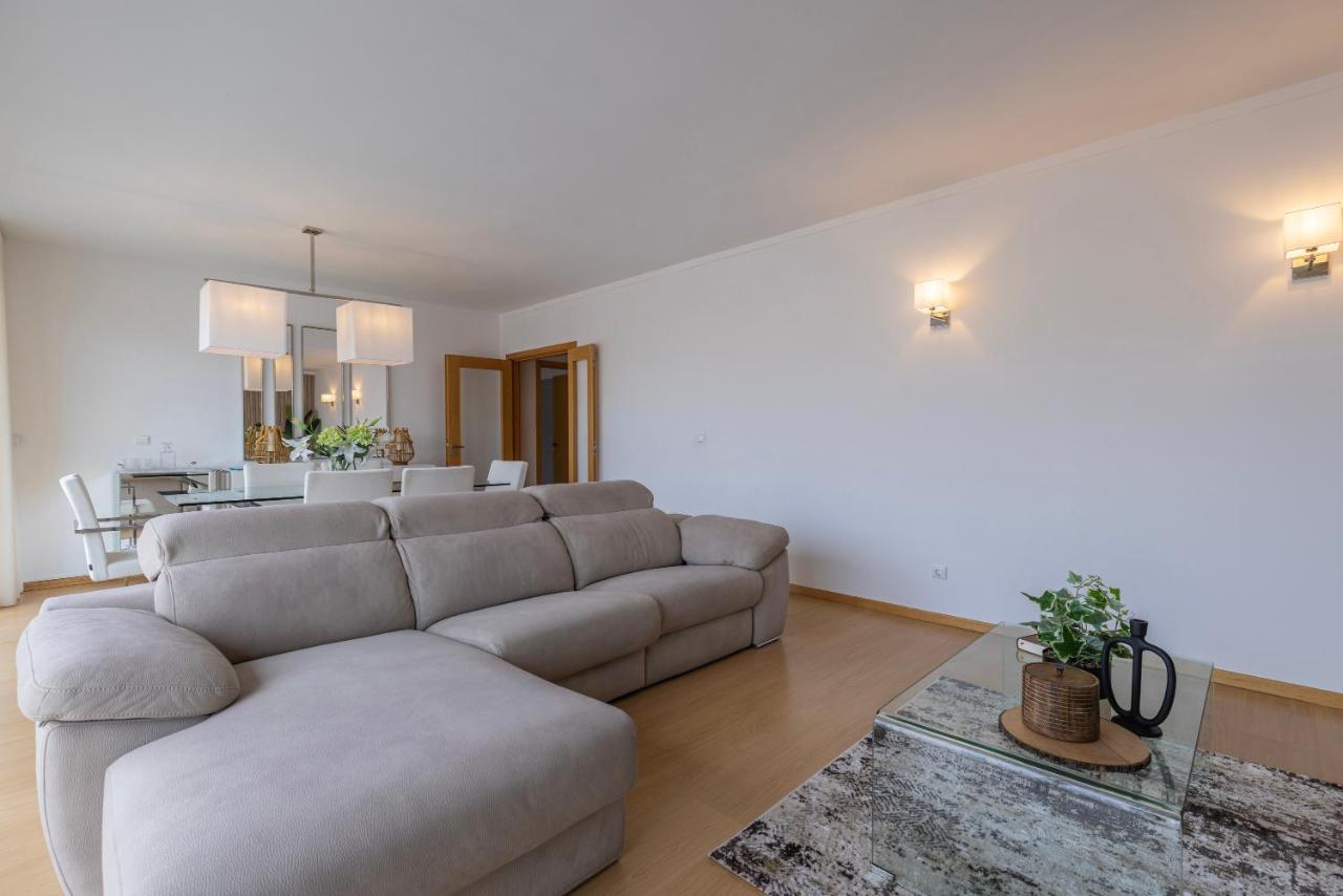 Apartment Charm 3bdr W/balcony By Lovelystay *