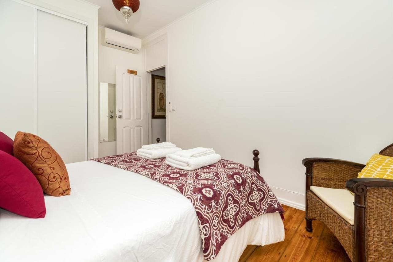 Guest house Exotic M2 R2 - Comfortable Classy Double With Shared Bath Lisbon