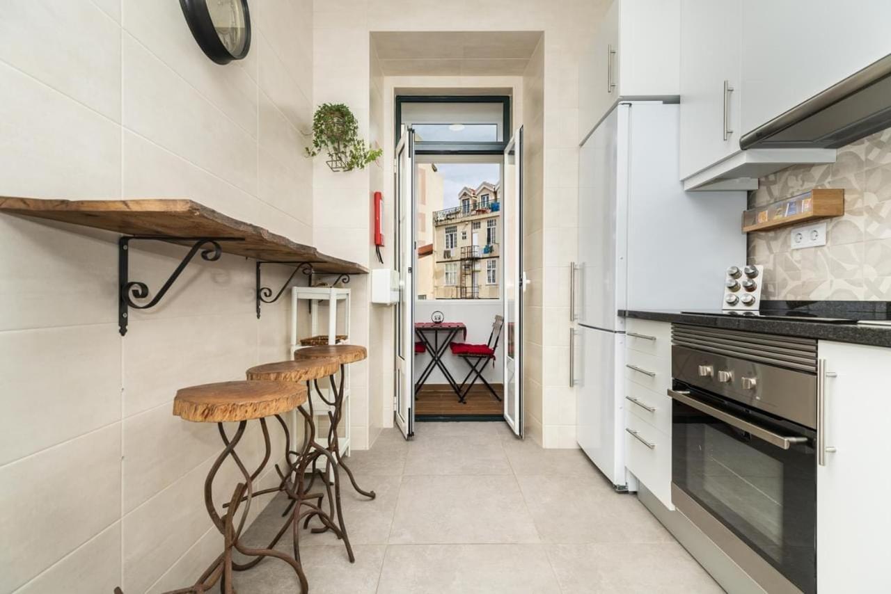 Exotic M2 R2 - Comfortable Classy Double With Shared Bath * Lisbon