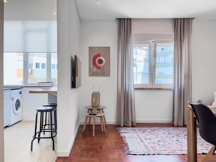 Olaias 2 Bed Near Metro 2 Apartment *