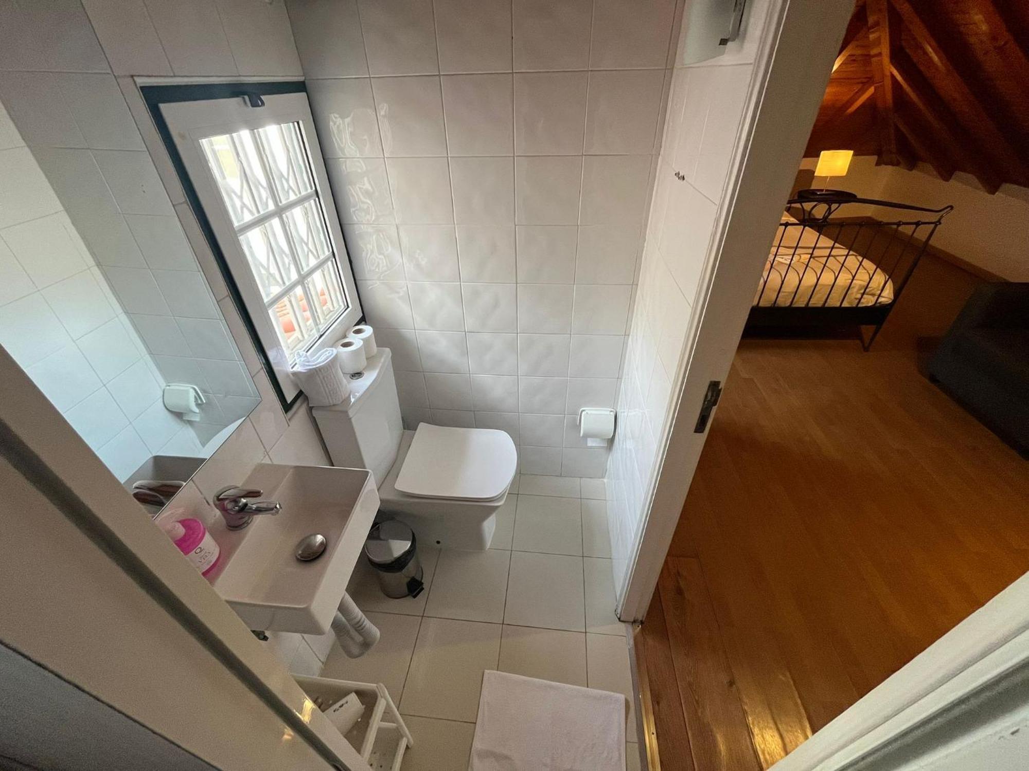 2 Bedroom, 2 Bathroom - Travessa Da Madalena Apartment Lisbon