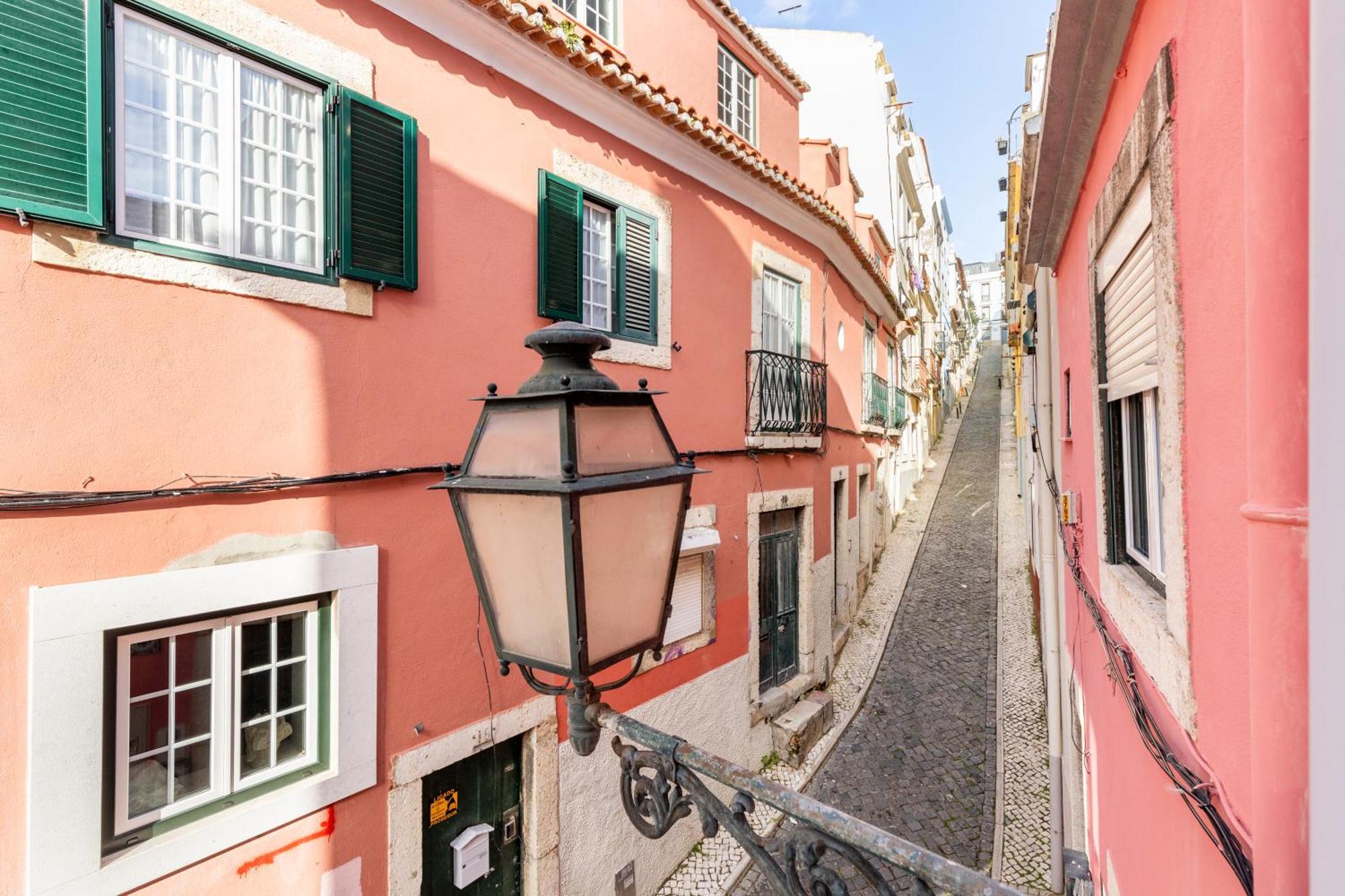 Avenida Da Liberdade Area, Bright And Newly Renovated 2 Bedroom Apartment, Historical Center Apartment *