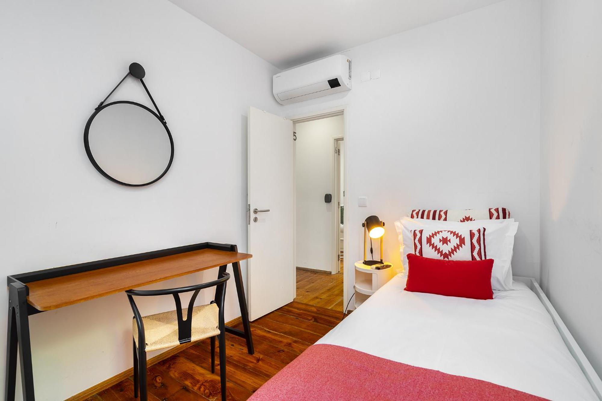 Guest house Whome Urban Tech Retreat, Modern Hubs For Remote Living Lisbon
