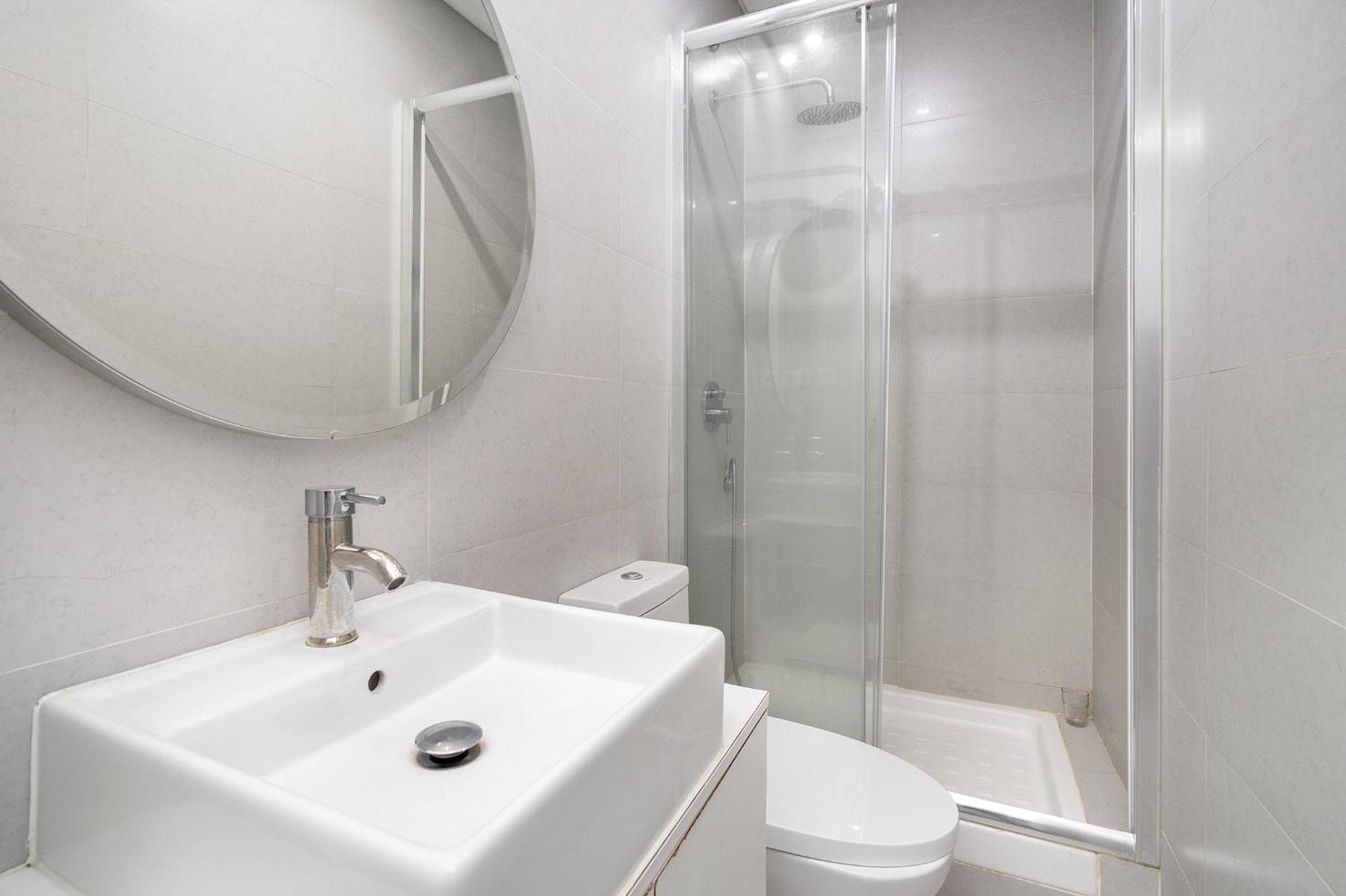 Whome Oasis Extravaganza: Lisbon's Supreme Retreat Apartamento *