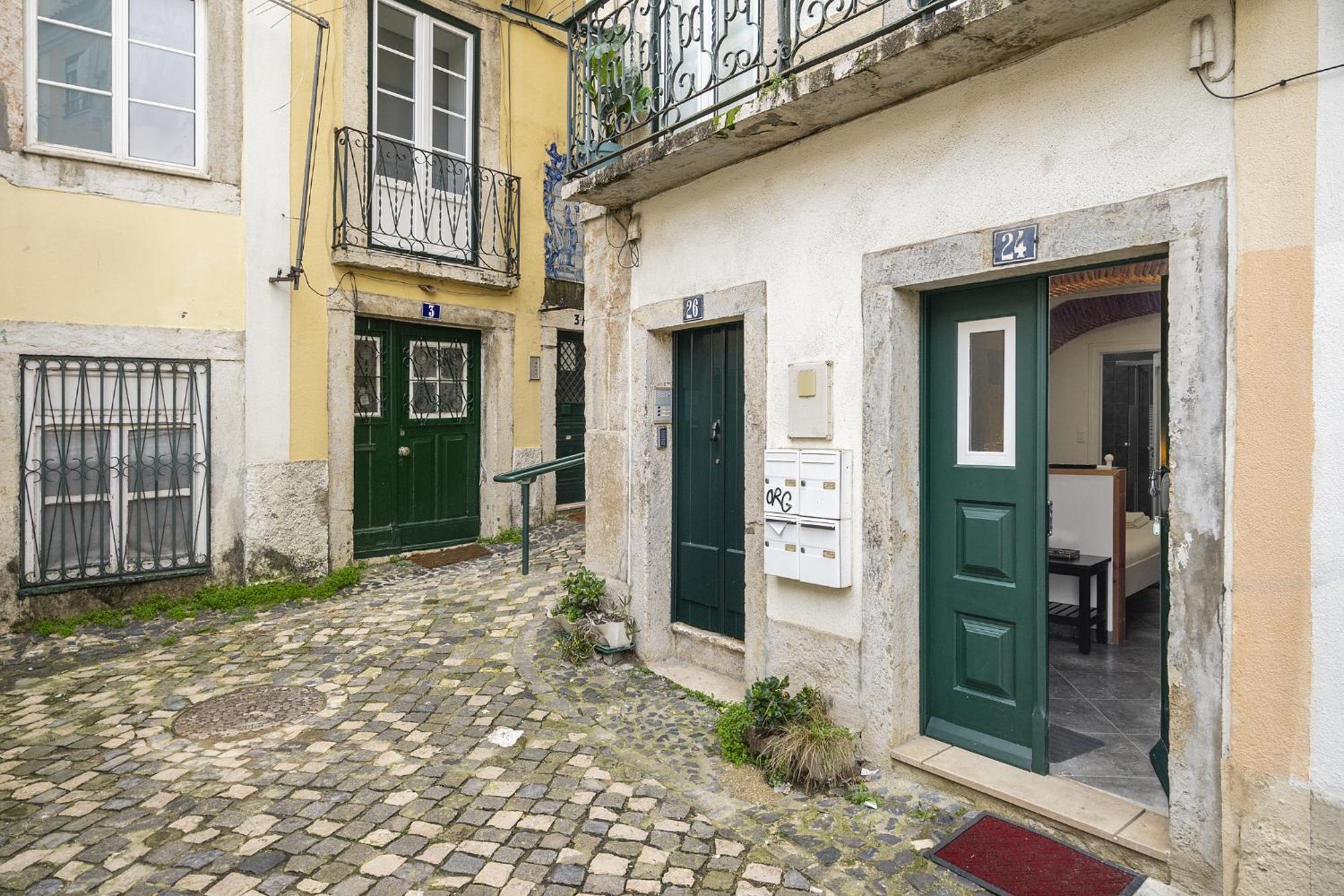 Whome Cozy Alfama Haven: Perfect For Exploring Lisbon
