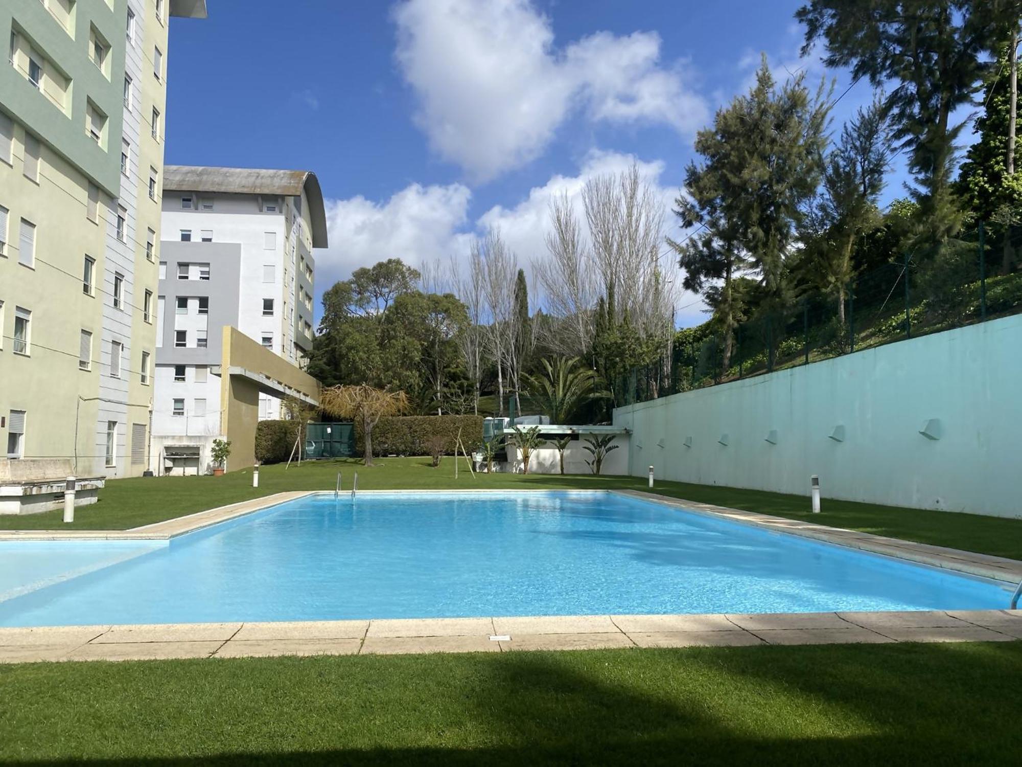 T3 Com Piscina Tenis Ginasio E Parq Infant *