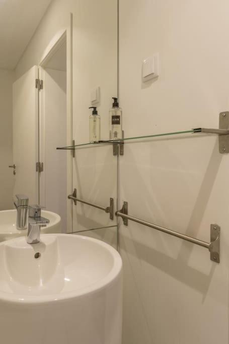 Self Check-in, 3br, Ac/heating & Breakfast Terrace Apartment Lisbon
