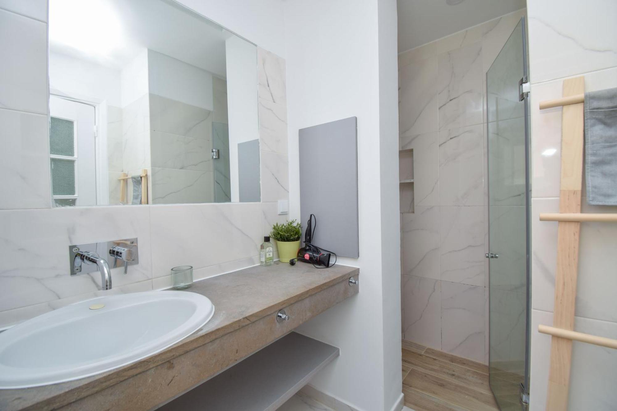 Charming Near Metro Apartment