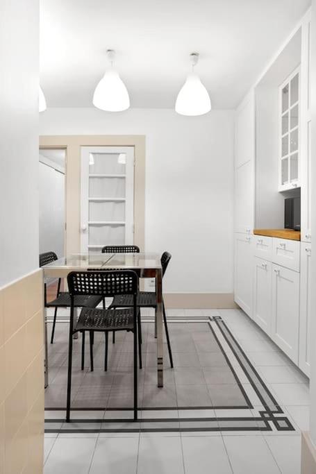 Apartment Cozy In Heart Of With Ac! *