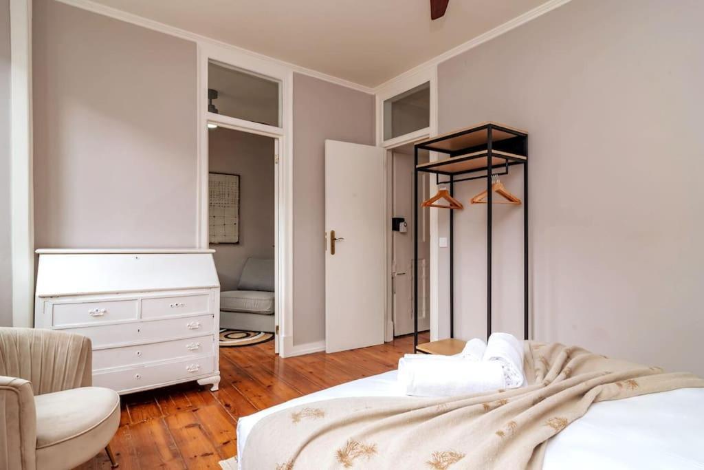 Charming Tram 28 W/ac, Heating Apartment