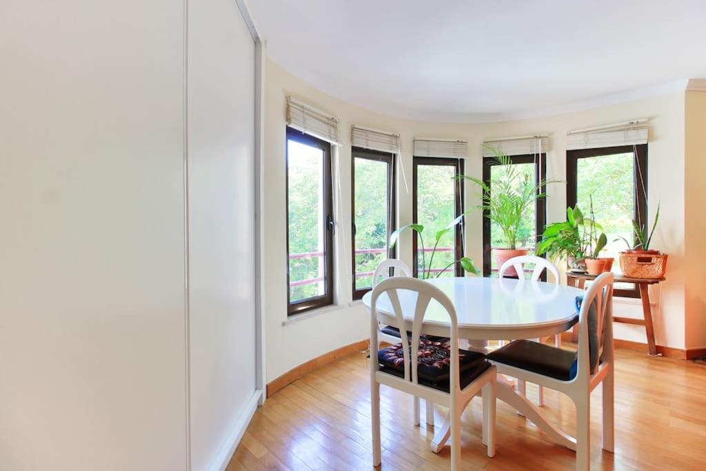 Apartment Charming Ideally Located In *