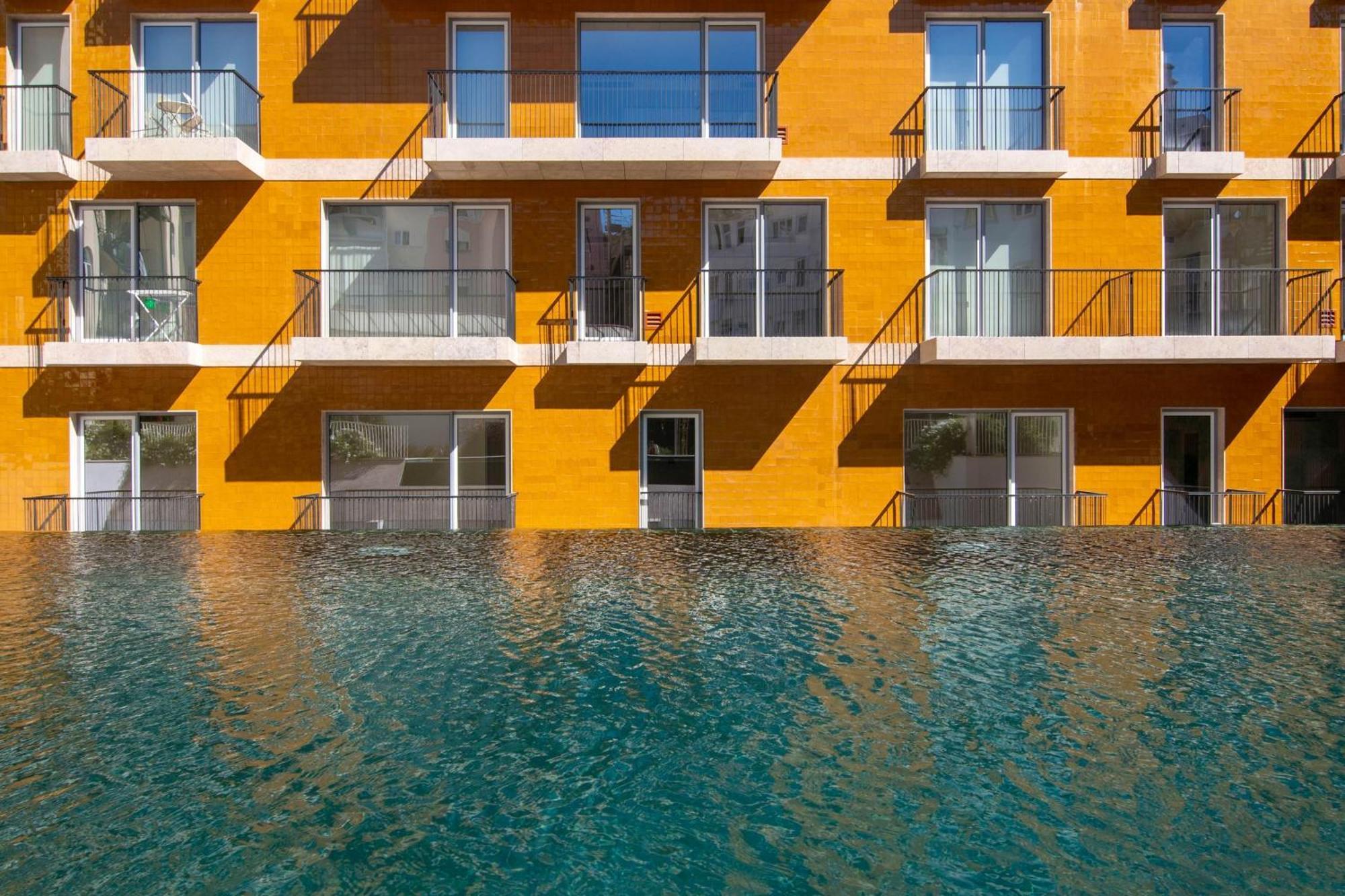 Deluxe 1 Bdr W/ Pool View By Lovelystay