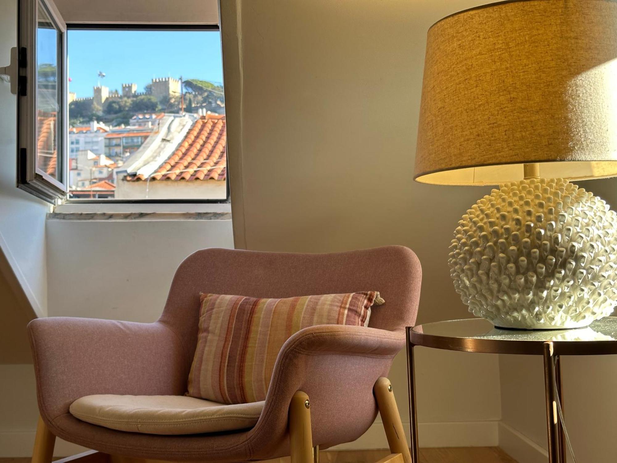 Romantic Nest For A Getaway At Downtown With Design Apartment