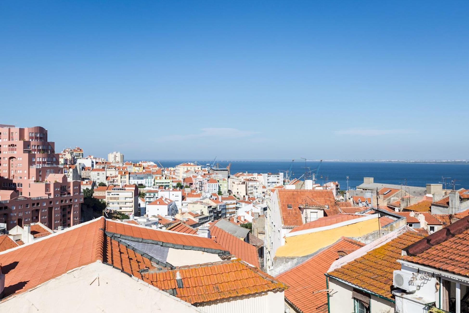 Apartment Romantic Gem In Graca Lisbon