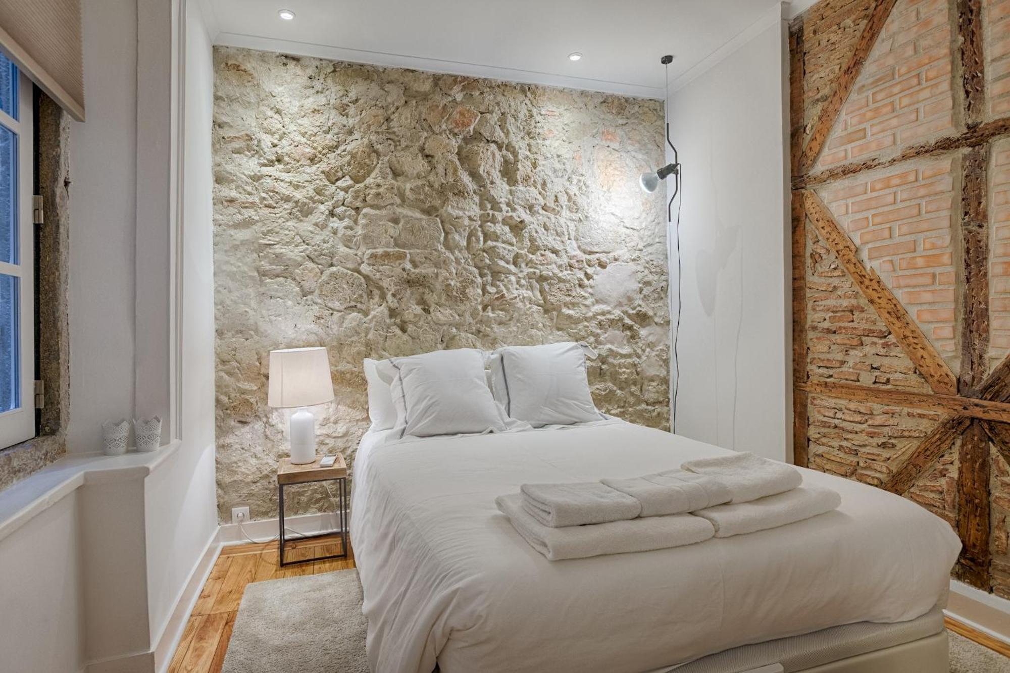 Architectural Gem In Bica Apartamento