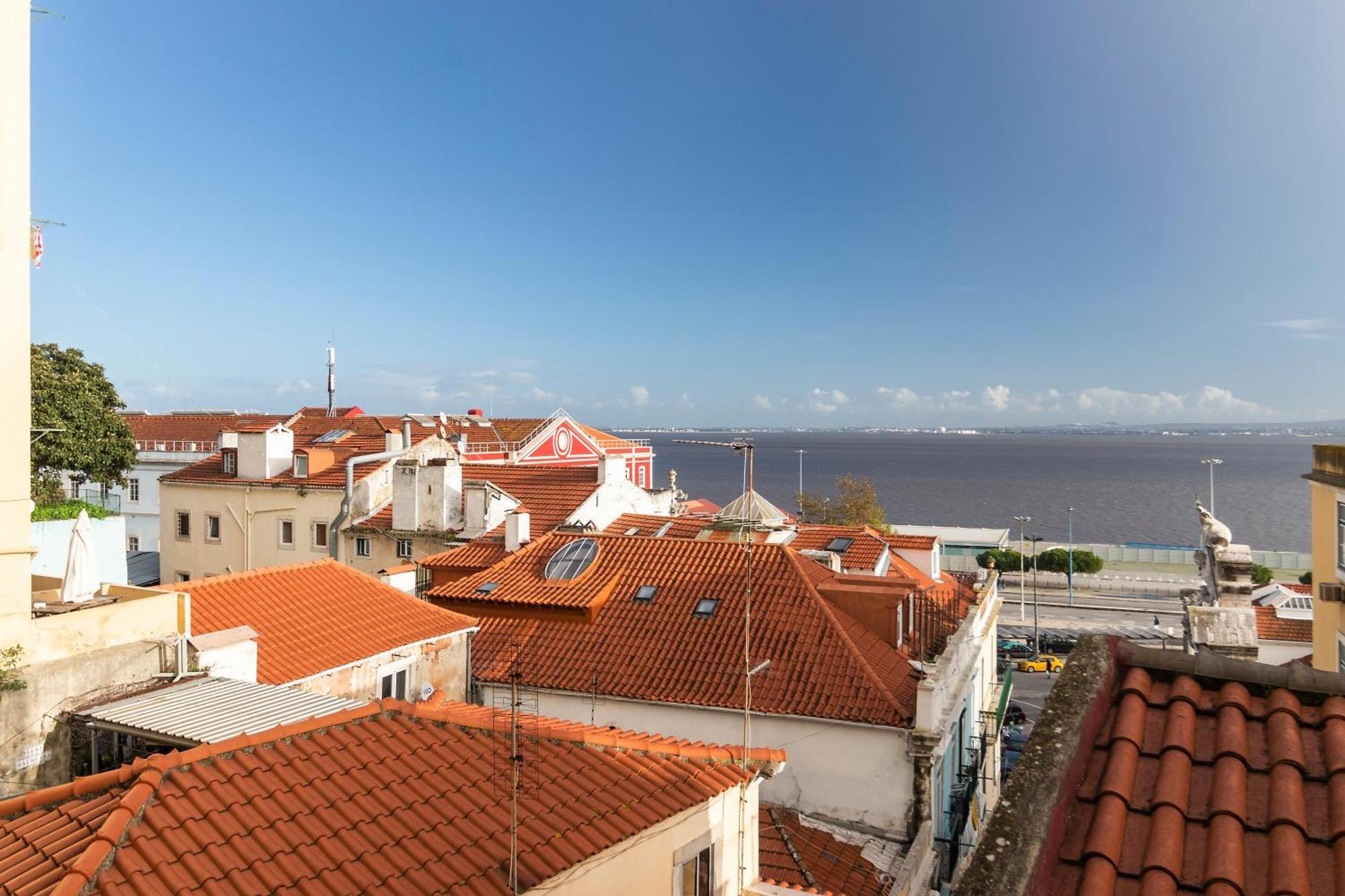 Delightful & Quirky With River Views Apartment Lisbon