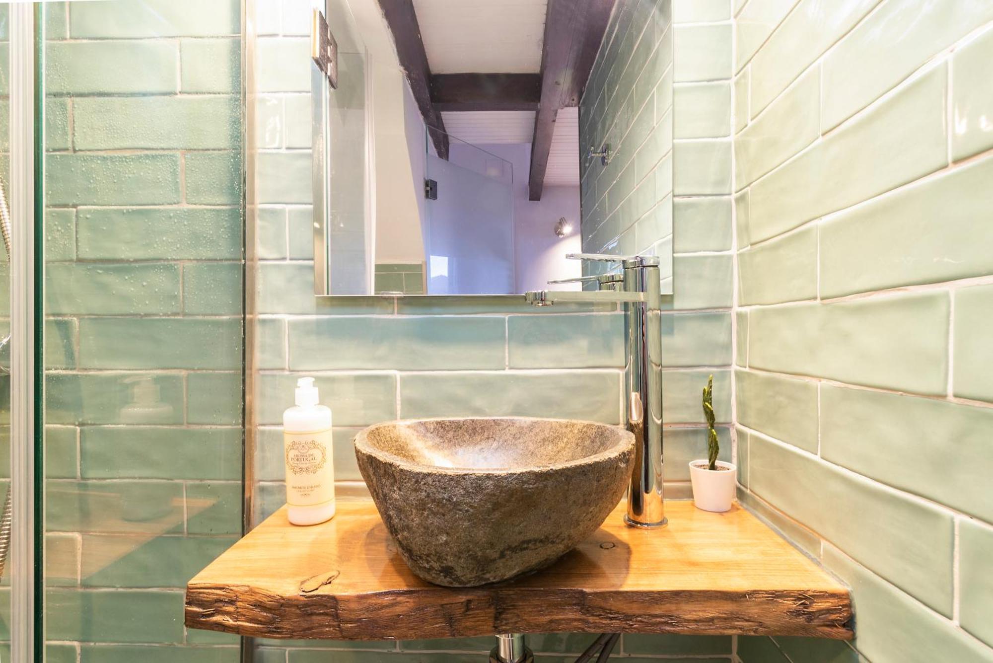 Delightful & Quirky With River Views Apartment *