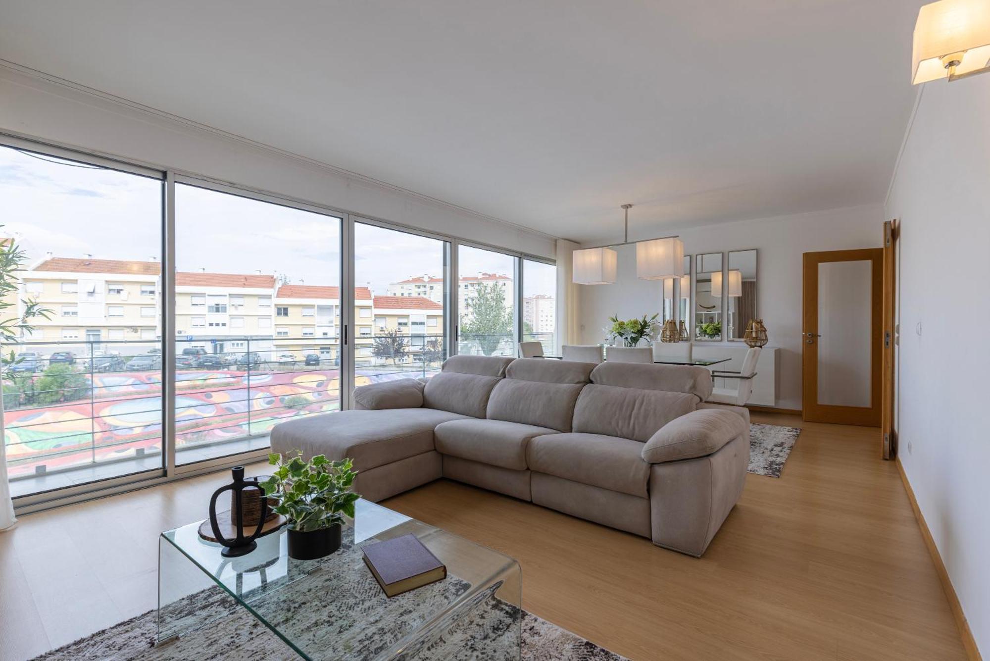 Apartment Charm 3bdr W/balcony By Lovelystay *