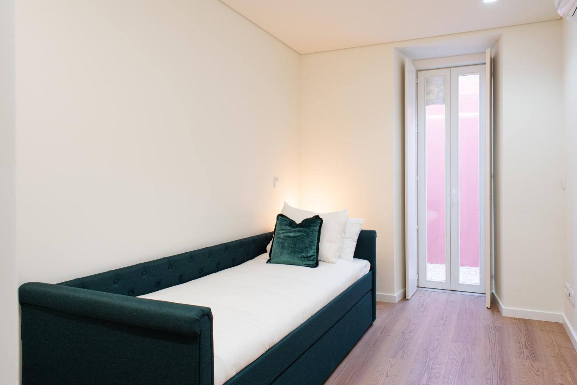 Apartment Pardal 15 - Boutique 2 Bed With Free Parking Nearby Lisbon