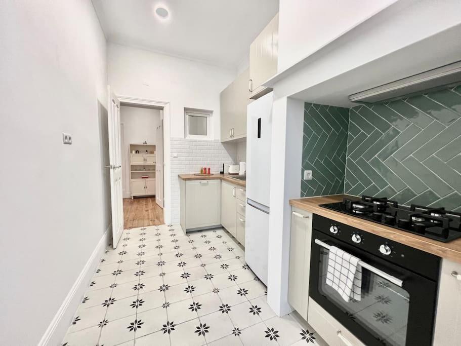 Apartment Beautiful Gloria - 120m2 With A/c And Garden Lisbon