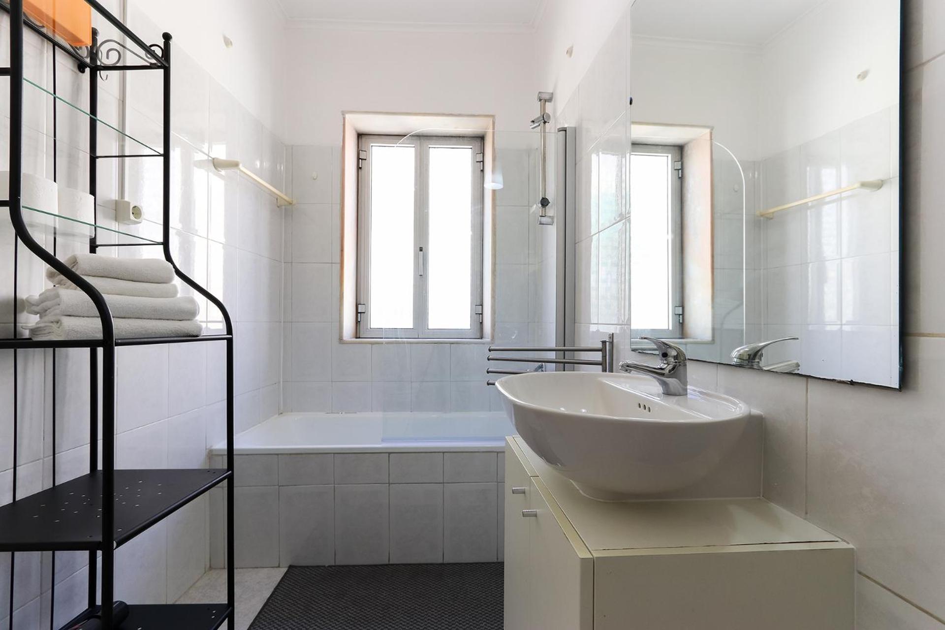 Cozy And Sunny - Anjos, * Lisbon