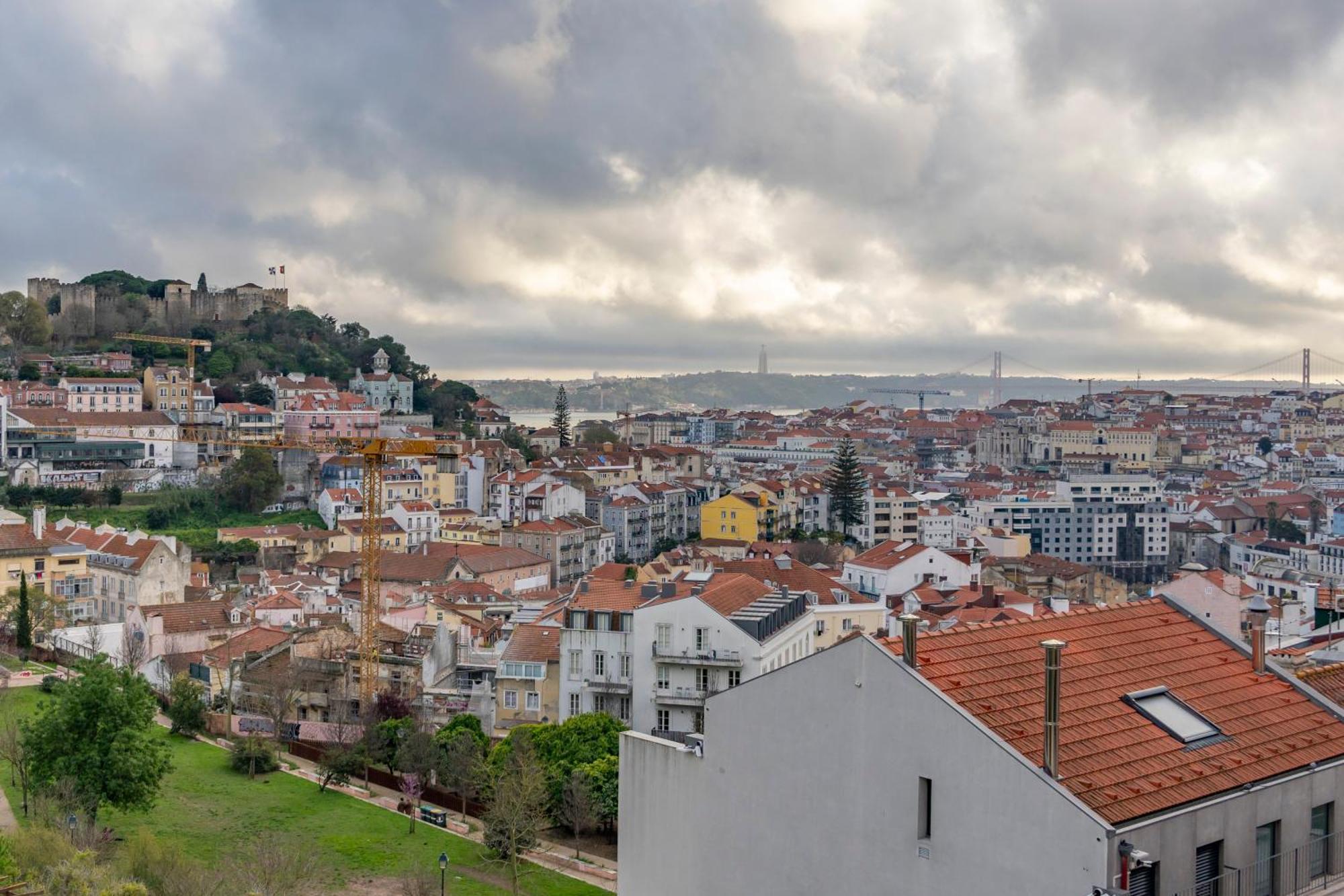 Superb Overlooking Graca In Apartment
