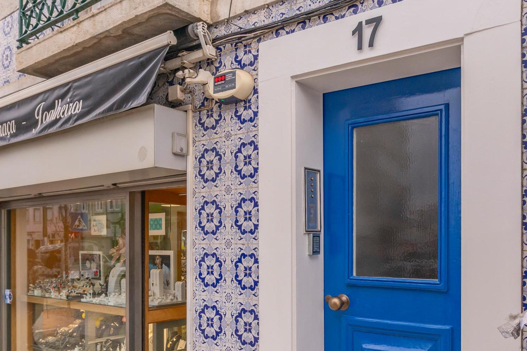 Apartment Superb Overlooking Graca In Lisbon
