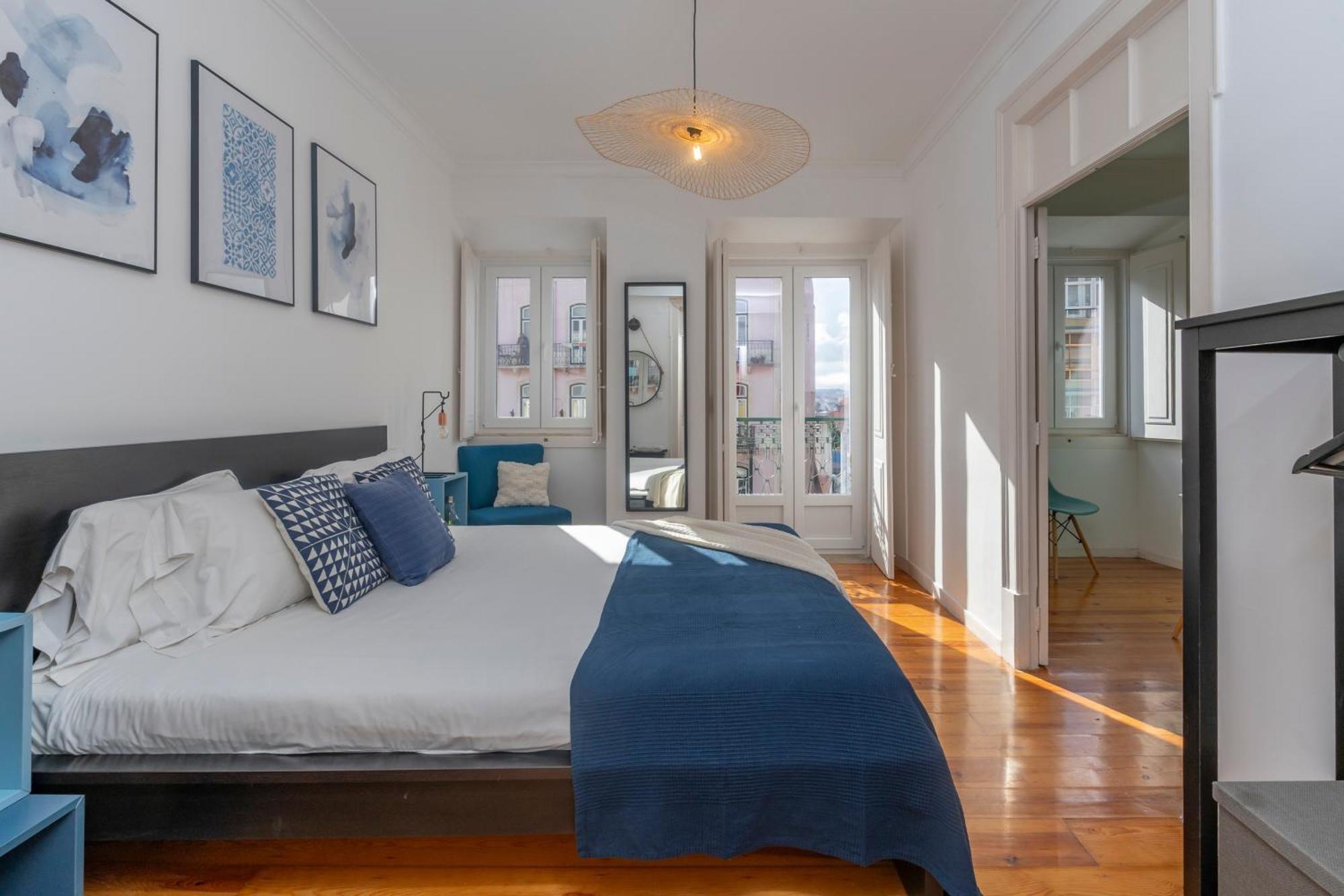 Apartment Superb Overlooking Graca In Lisbon