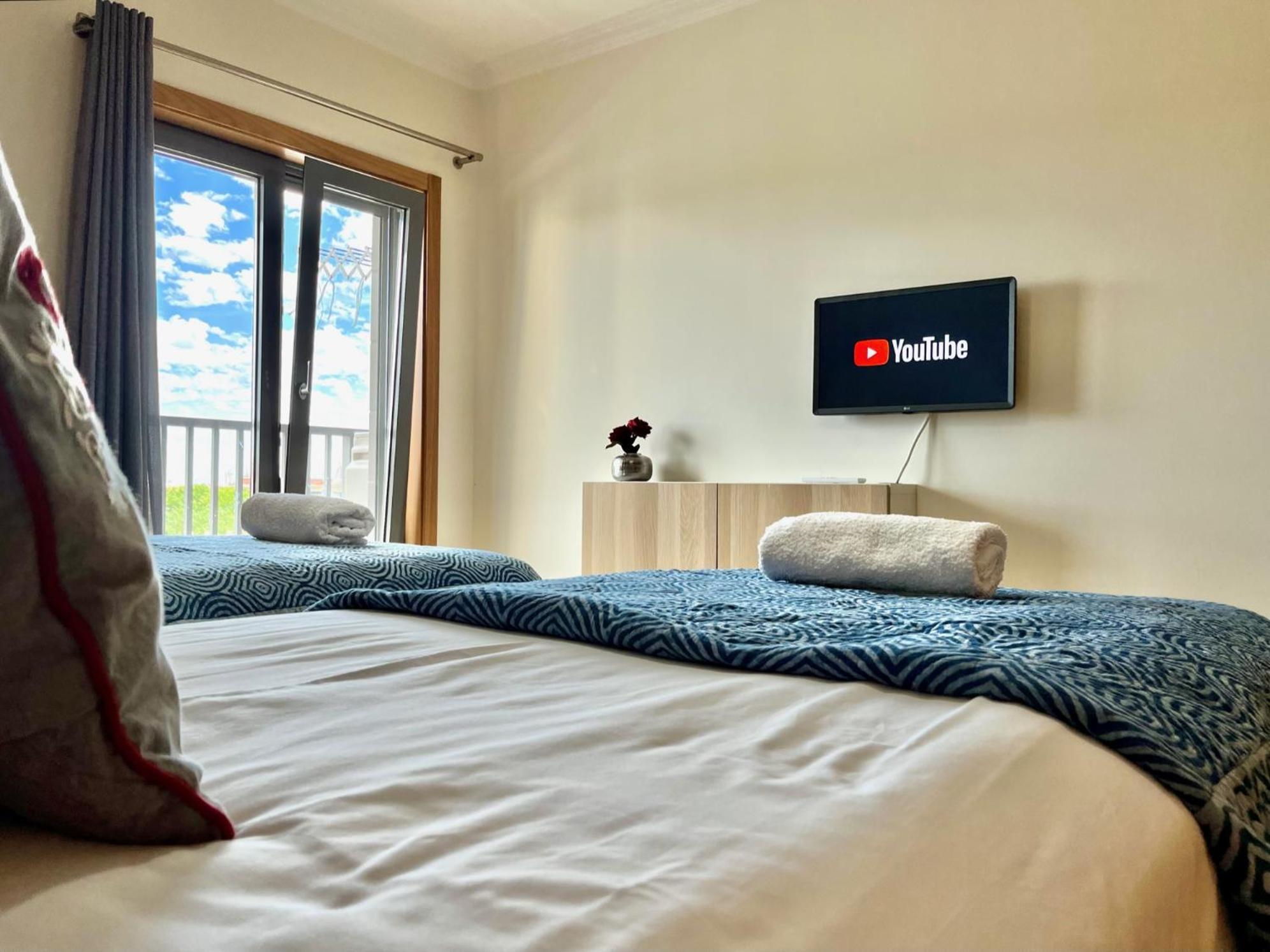 Modern & Spacious With River View Lisbon