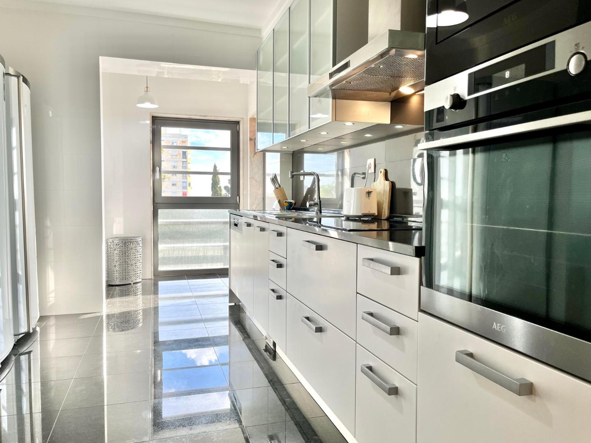 Modern & Spacious With River View Lisbon
