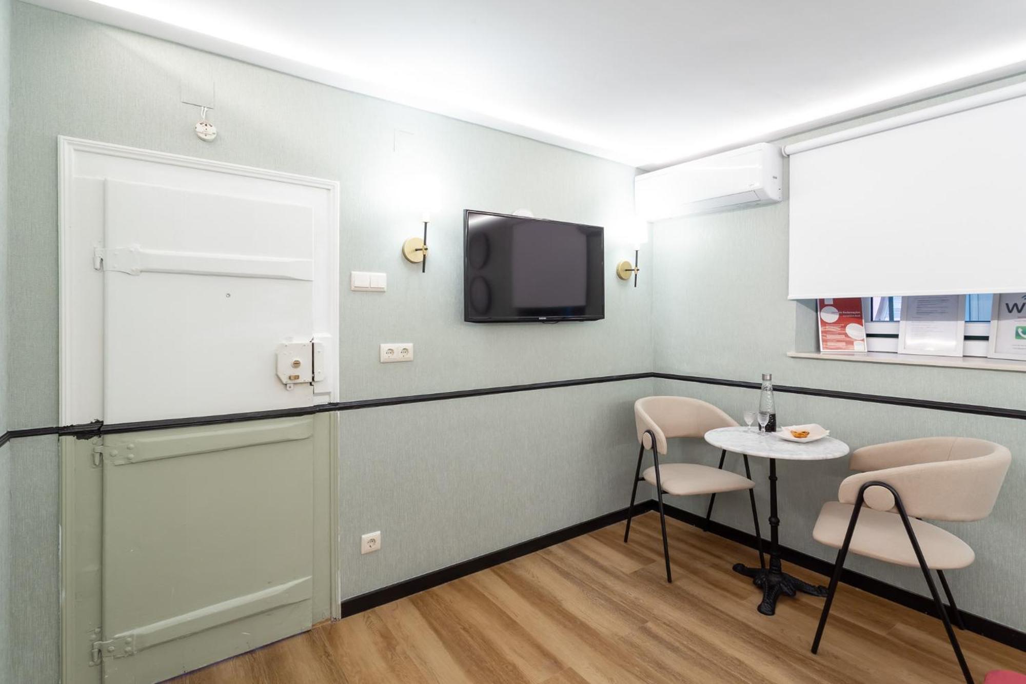 Camoes Lounge W/courtyard Apartment