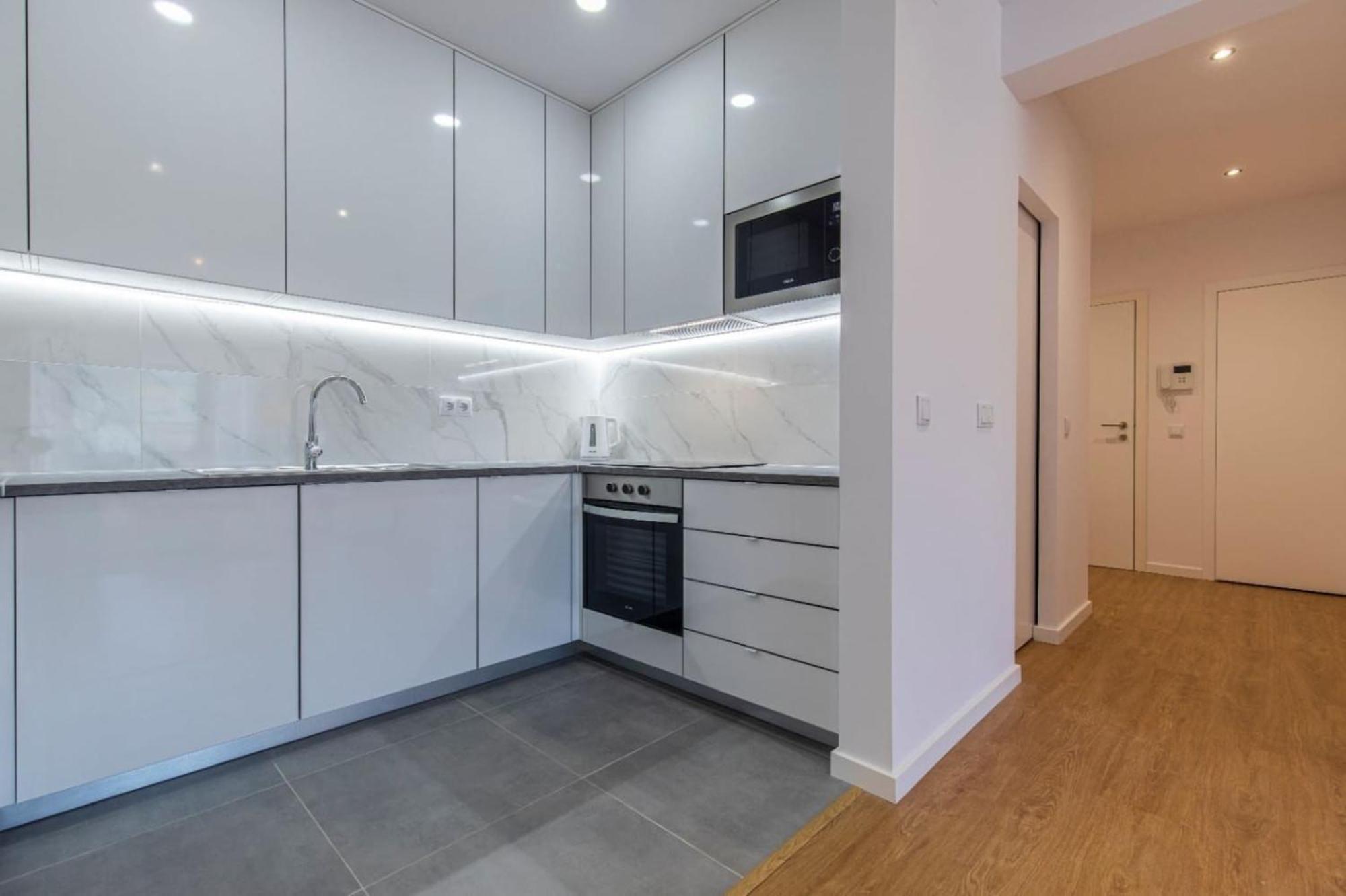 Apartment 112 Ii *