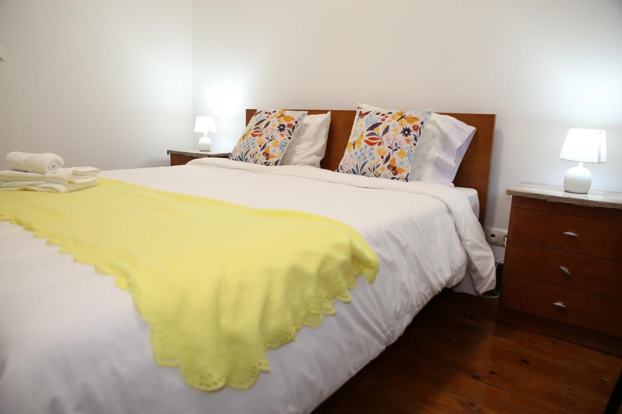 Sublime Yellow Bedroom Homestay *