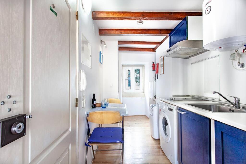 Apartment Mouraria 2 - View From French Balcony & Smart Check-in Lisbon
