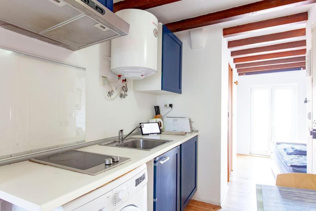 Mouraria 2 - View From French Balcony & Smart Check-in Apartment *