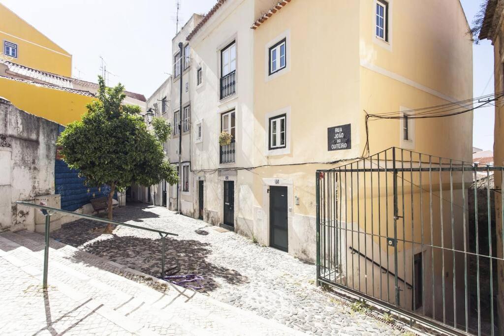 Mouraria 2 - View From French Balcony & Smart Check-in Apartment Lisbon