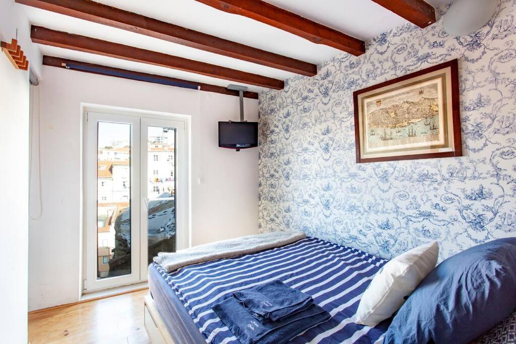 Apartment Mouraria 2 - View From French Balcony & Smart Check-in