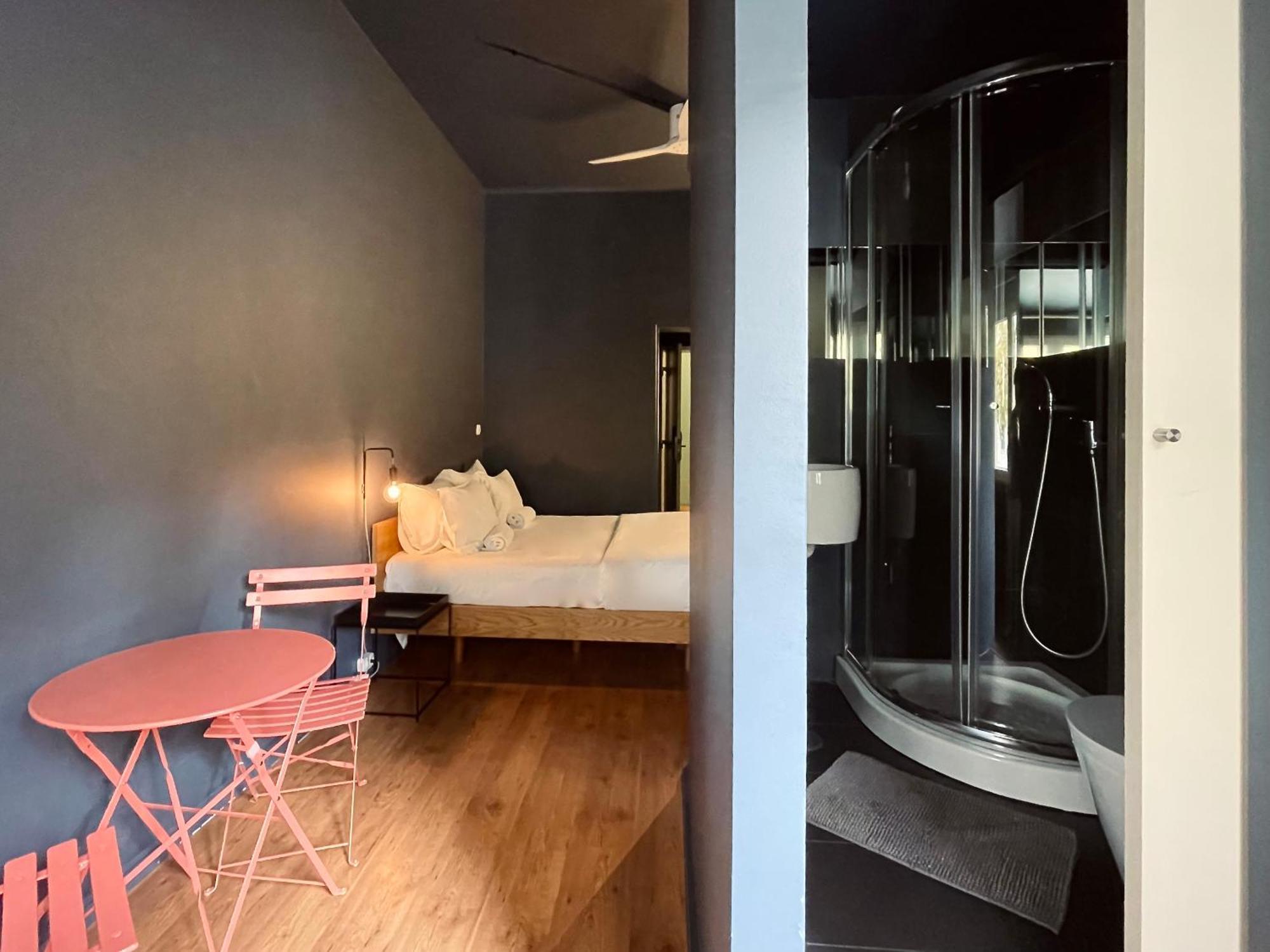 Avenue & Albergue