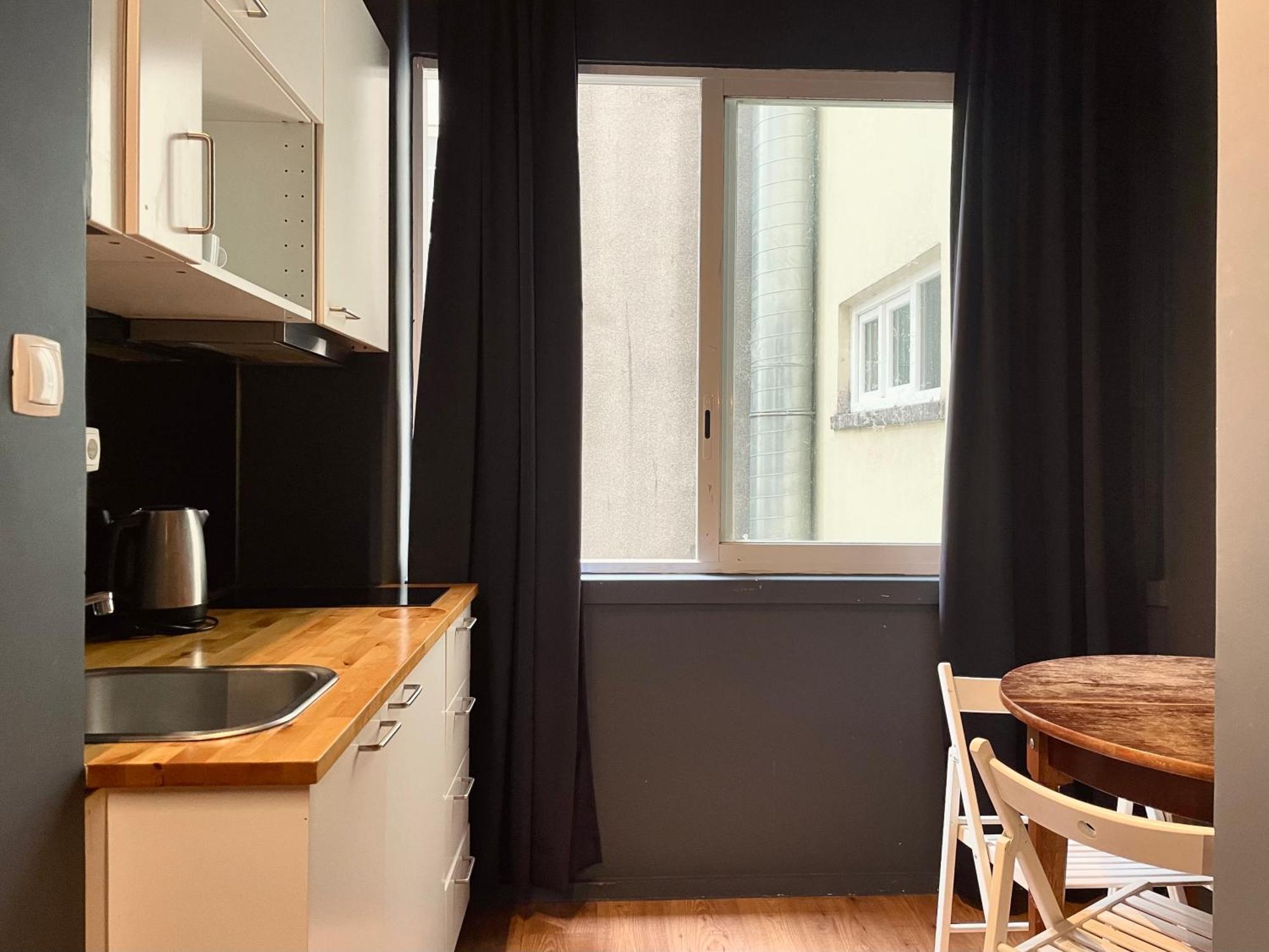 Avenue & Albergue *