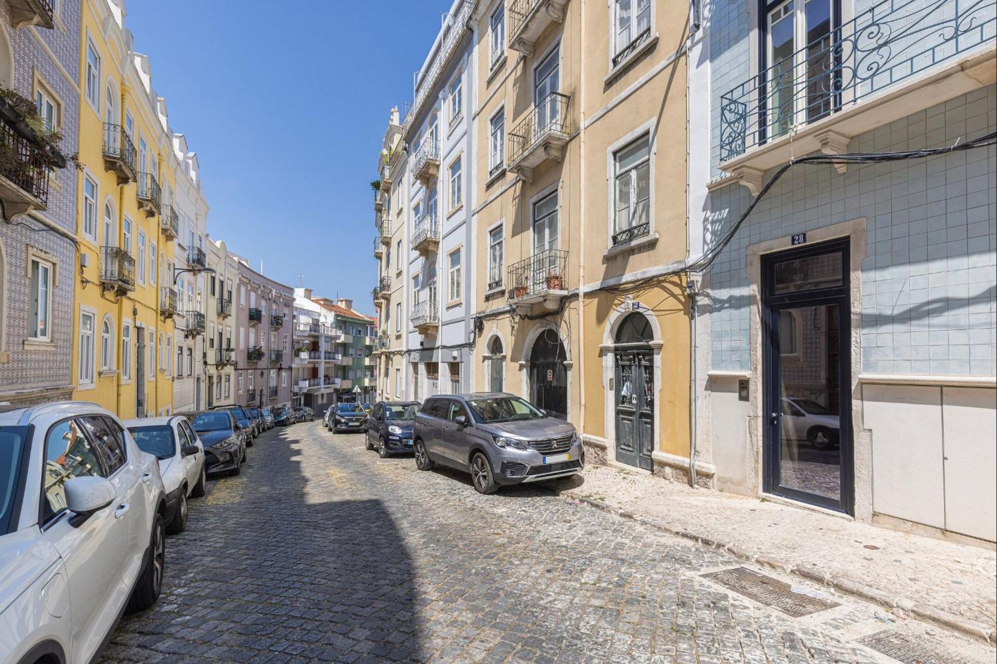 Whome Lisbon's Elite A Stylish & Modern W Patio Apartment *