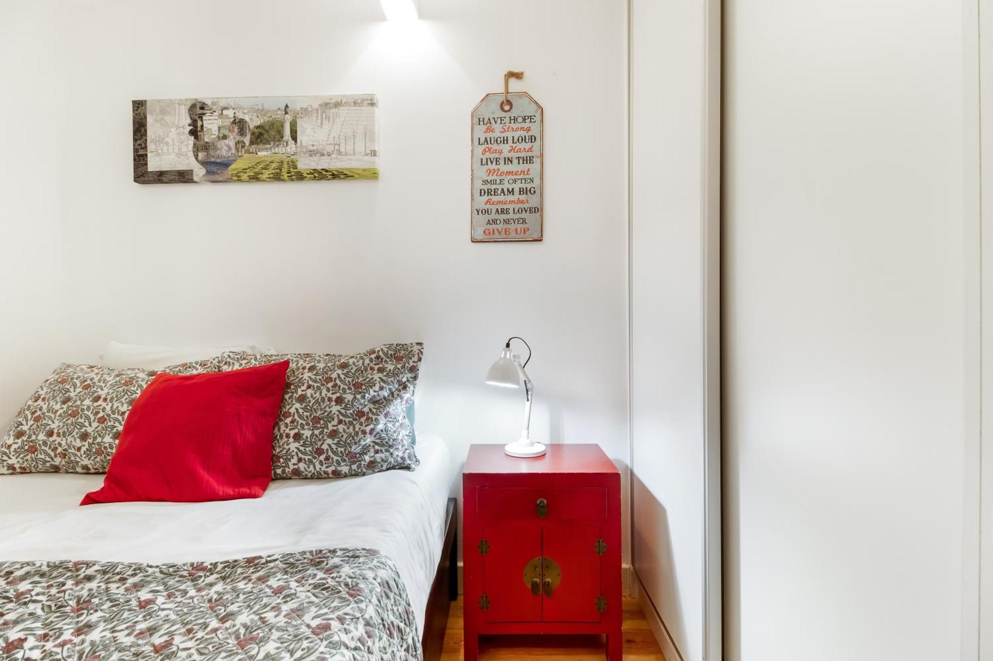 Cosy Retreat In Madragoa -lisbon Apartment