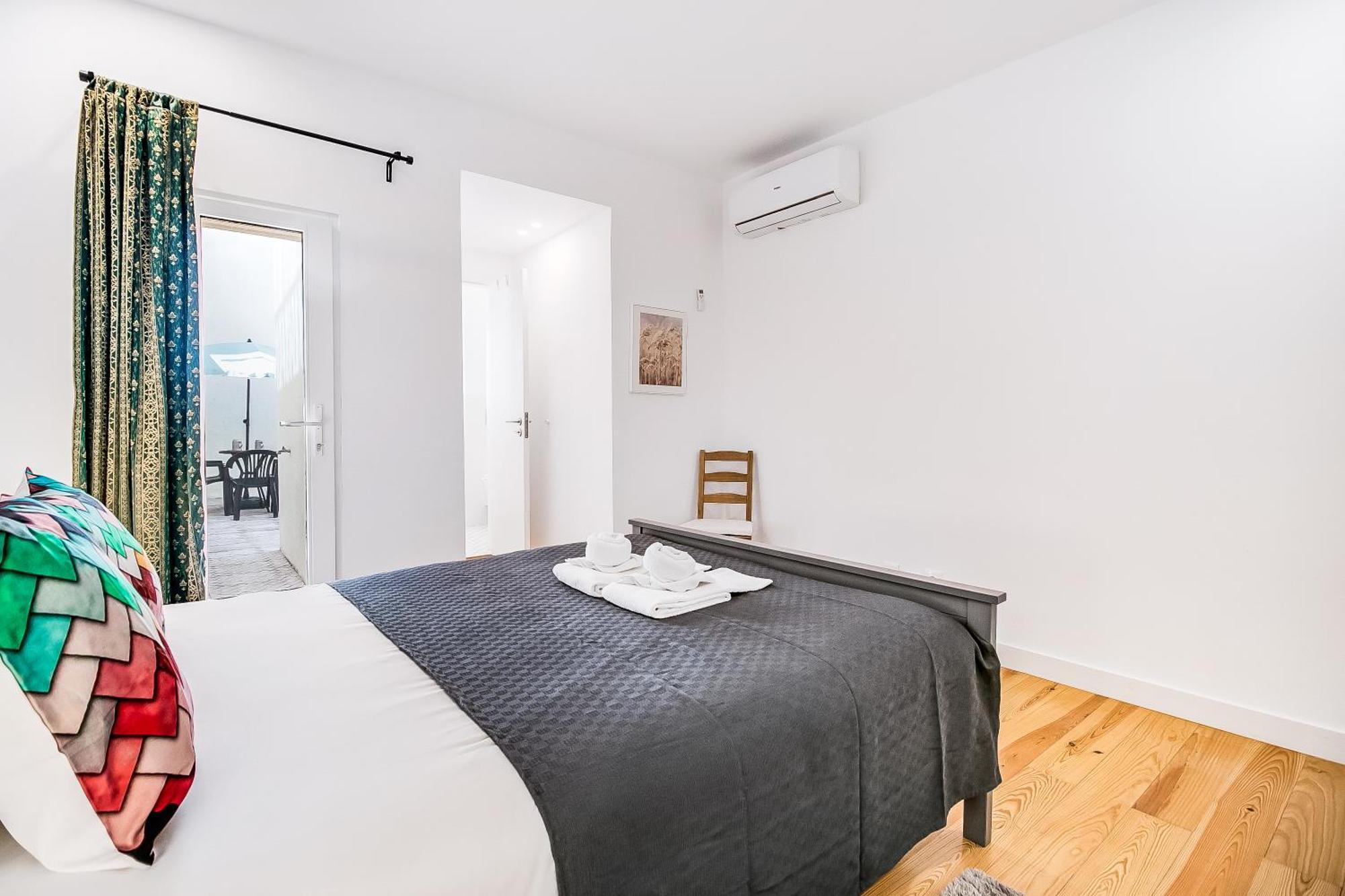 157 A - Charming Santos Wpatio